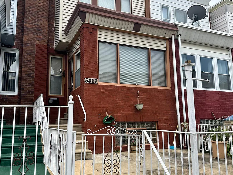 5427 Akron St — Photo 1