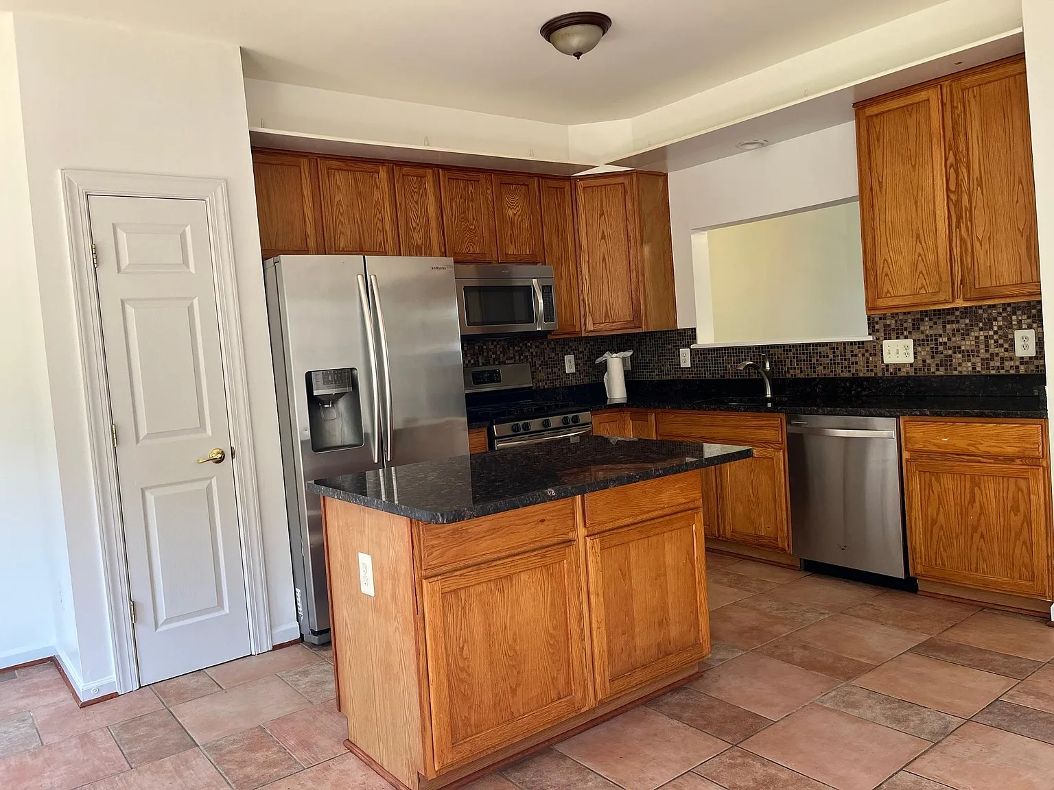 3 bed, 1716 sqft, $2,850 — Photo 3