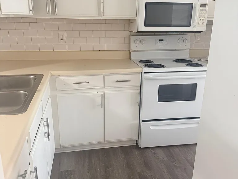 700 N Adelaide St #112 — Photo 24