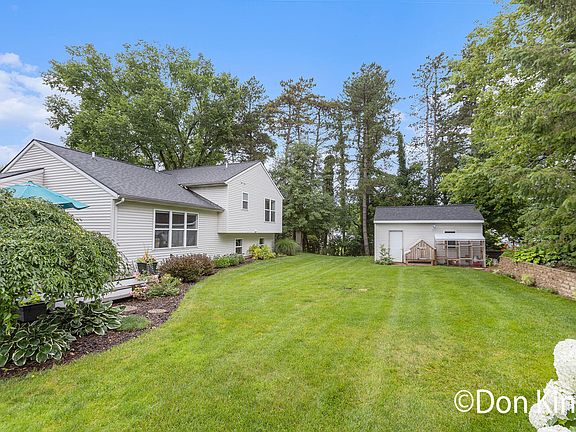 3rd image of 6892 Lake Bluff Dr NE