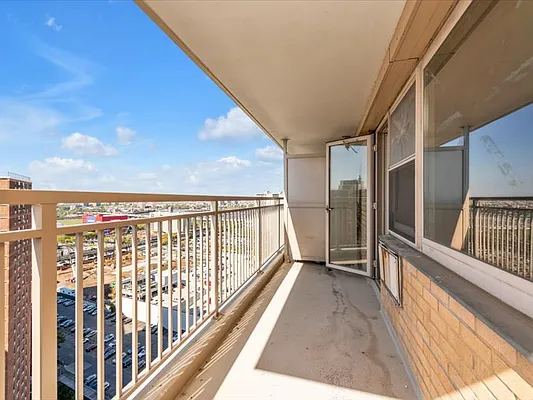 Sold by Thomas Lipovetsky, LREB | media 25