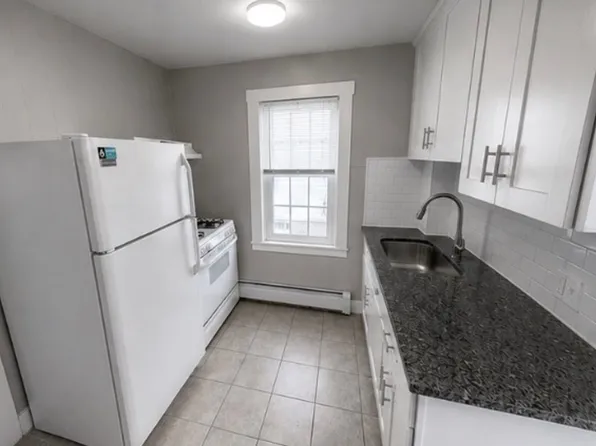 37 Congregational Street, 37 Congregational St #1, Bristol, RI 02809
