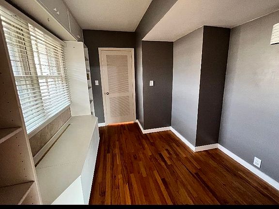 4th image of 210 W 22nd St