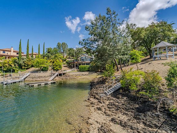 2nd image of 904 Foothill Rd