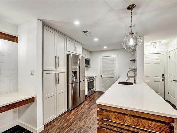 4th image of 501 Granville Ct