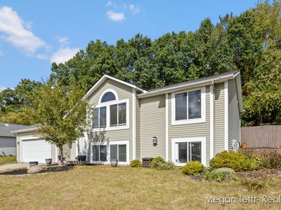 955 Legacy Dr NE, Comstock Park, MI, 49321