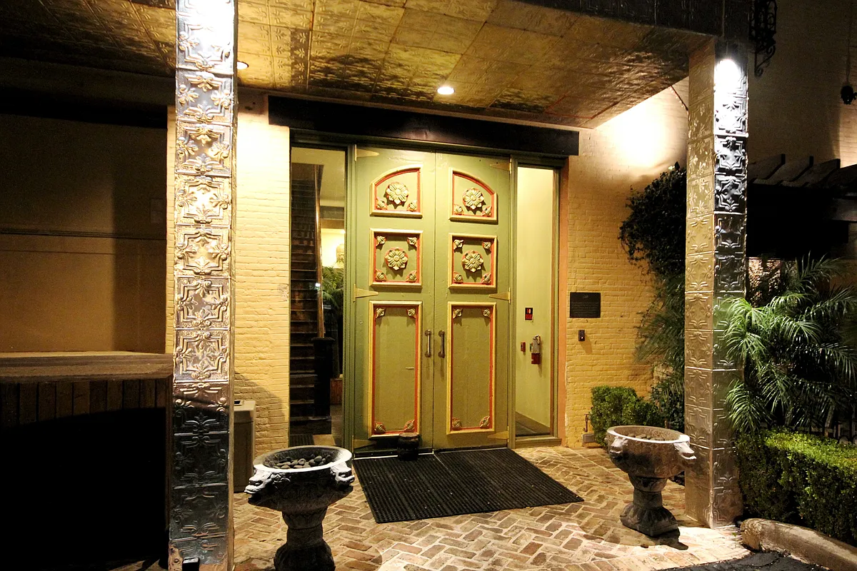 Building Photo - 321 S Flores St #104