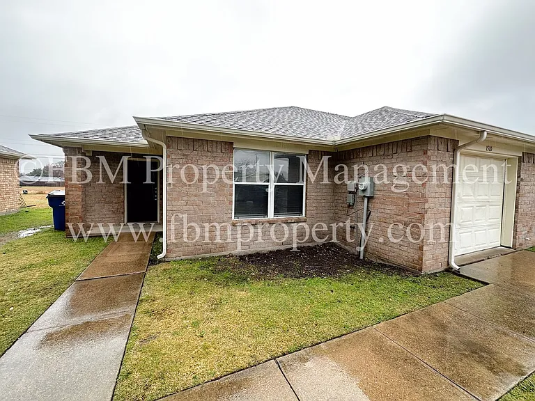 1510 Drexel Drive - Charming 3 Bedroom, 2 Bathroom Brick Duplex in Waxahachie, TX! — Photo 2