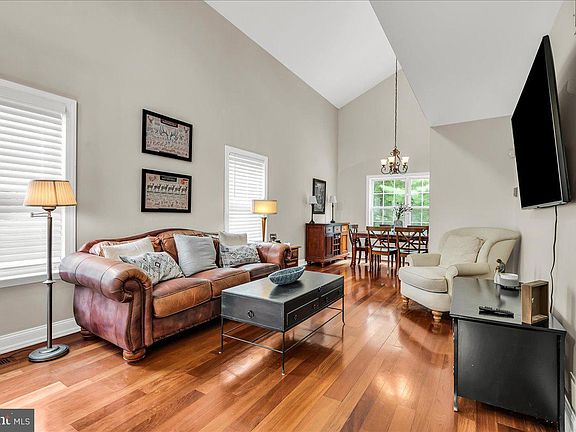 4th image of 317 Nicholas Ct