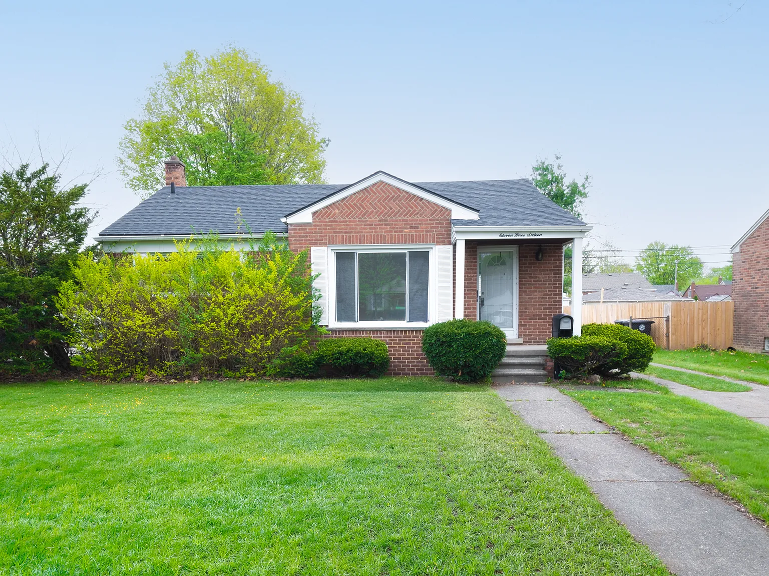 3 bed, 945 sqft, $2,100 — Photo 1