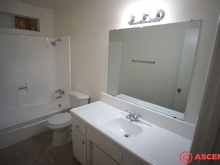 209 E. Warren Ave — Photo 10