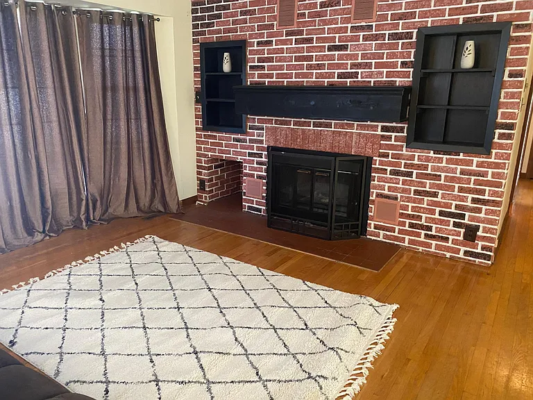 Beautiful hardwood floors & Nice Fireplace no work but pretty! Cozy!