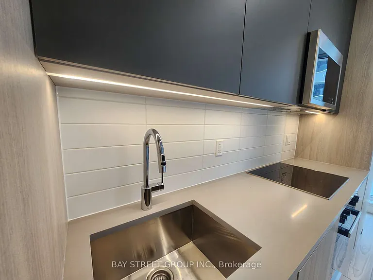400 King St W #829 — Photo 9