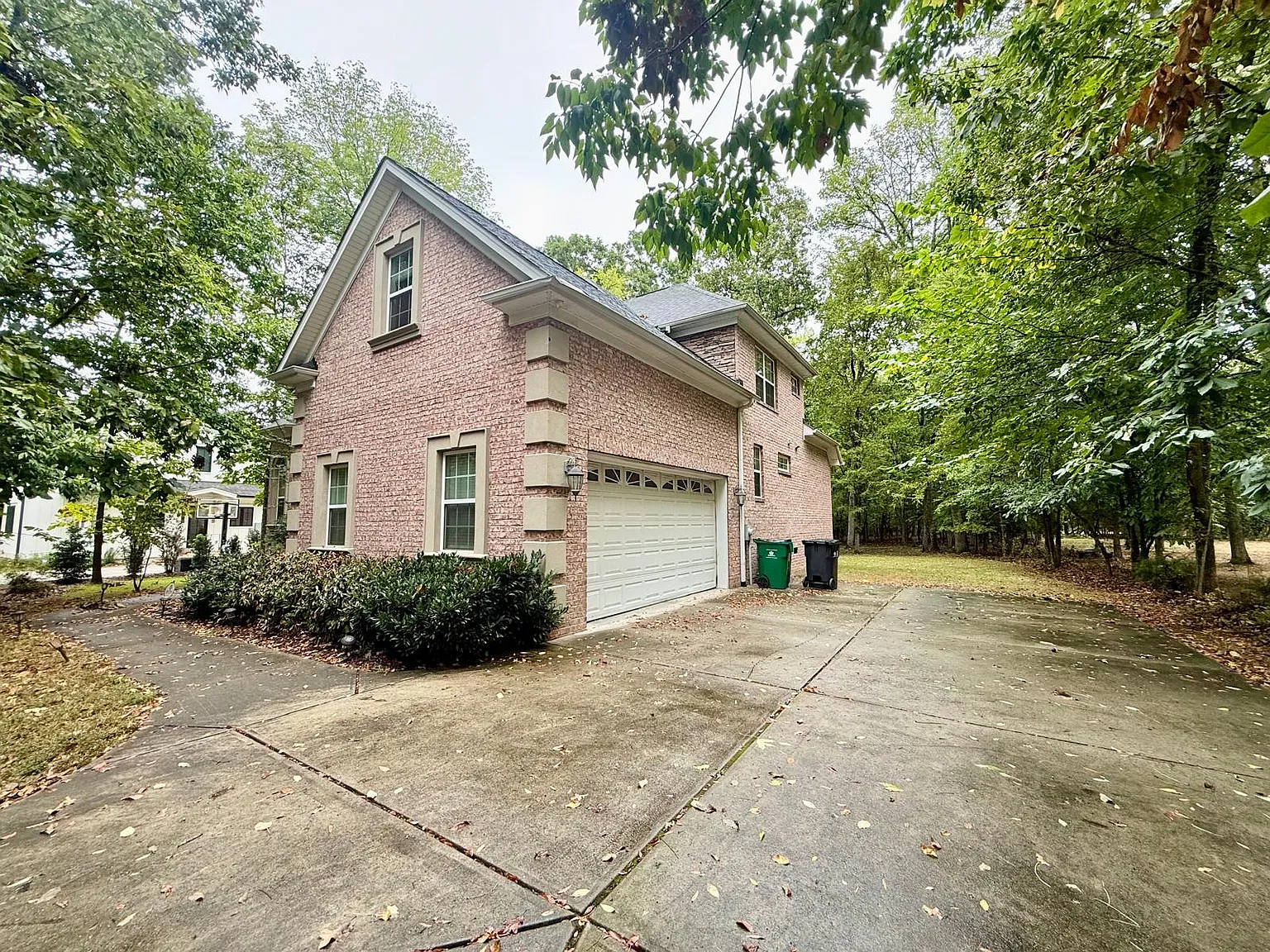 5 bed, 4.0 bath, 2750 sqft, $2,950 — Photo 2
