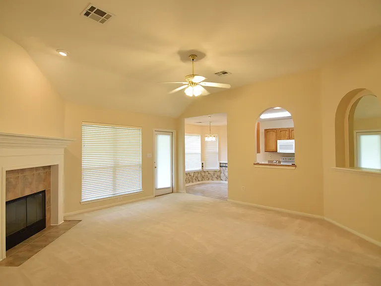 2511 Kingsbury Dr — Photo 9