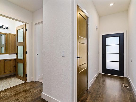 Hall Bath main level, Entry