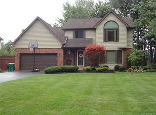 7202 Woodmore Ct, Lockport, NY 14094