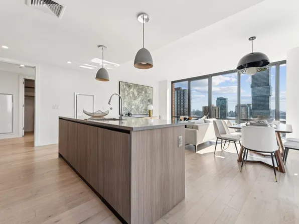 155 Bay Street image 4 of 29