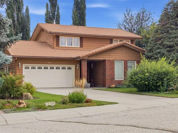 52 W Parkvalley Pl SE, Calgary, AB T2J 4W3
