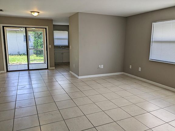 4th image of 129 SE 23rd Pl APT 5