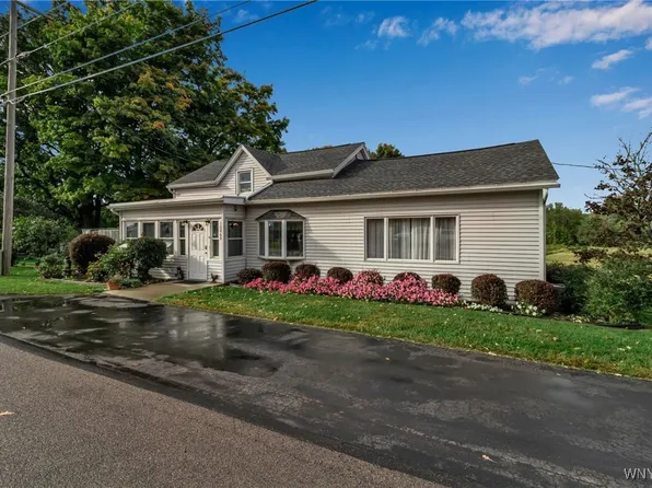 10869 Ridge Rd, Medina, NY 14103