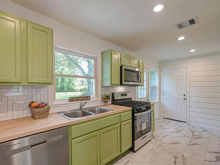 1319 Elm St — Photo 18