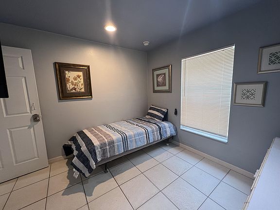 3rd image of 2925 Montclaire Ave Unit A