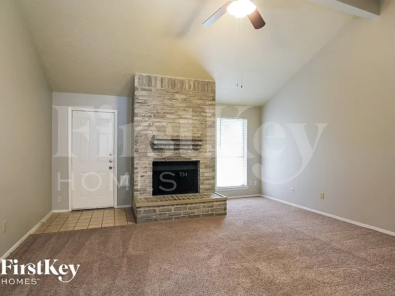 2118 Knollbrook Ln — Photo 3