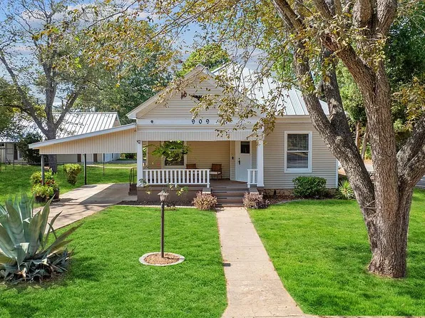 909 Hudgins St, Smithville, TX 78957