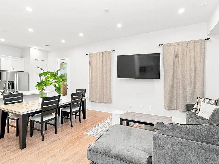 835 Dorchester St #D — Photo 2