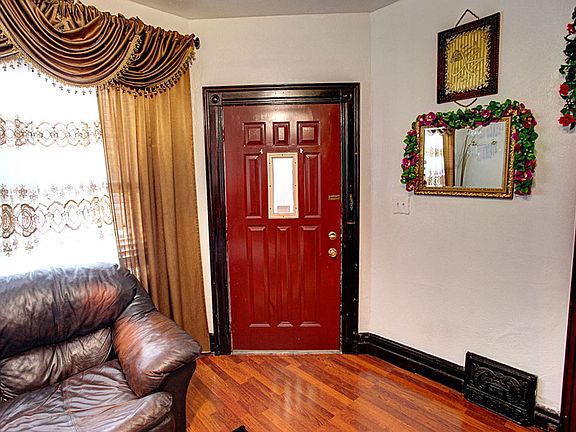 4th image of 611 Troy St
