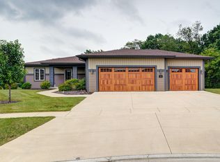 1050 Cumberland Trl, Lake Geneva, WI 53147