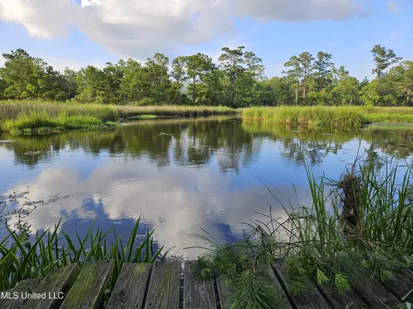 10416 Paradise Ln, Bay Saint Louis, MS 39520