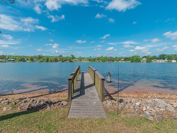 3rd image of 115 Lakeview Point