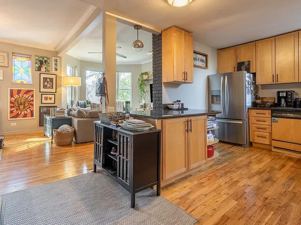 1050 W Byron St APT 2, Chicago, IL 60613