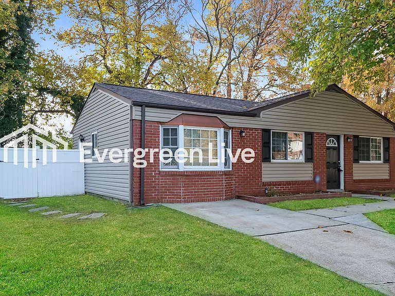3121 Aaron Dr — Photo 2
