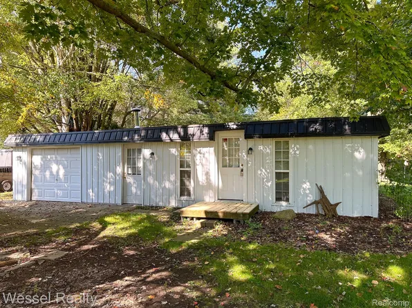 3733 Sylvester Dr, Dryden, MI 48428