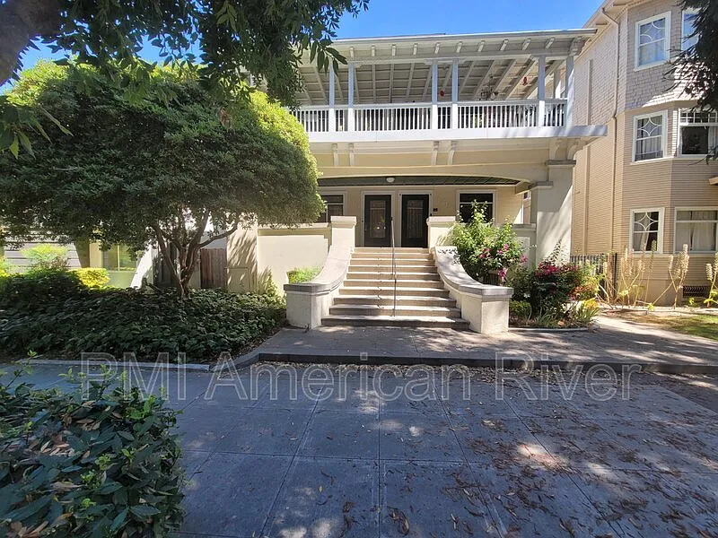 1 bed, 1.0 bath, 900 sqft, $2,025 — Photo 2