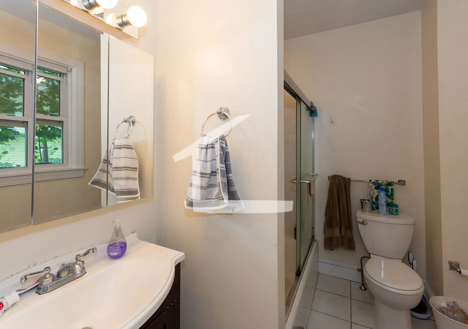Charming 5 Bedroom-No Broker Fee — Photo 3