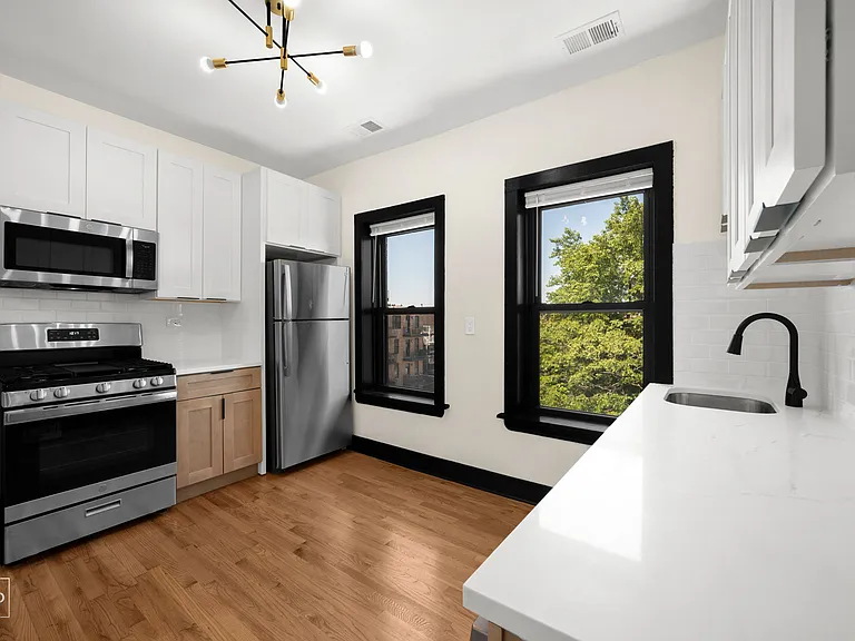 1481 W Erie St #4R — Photo 7