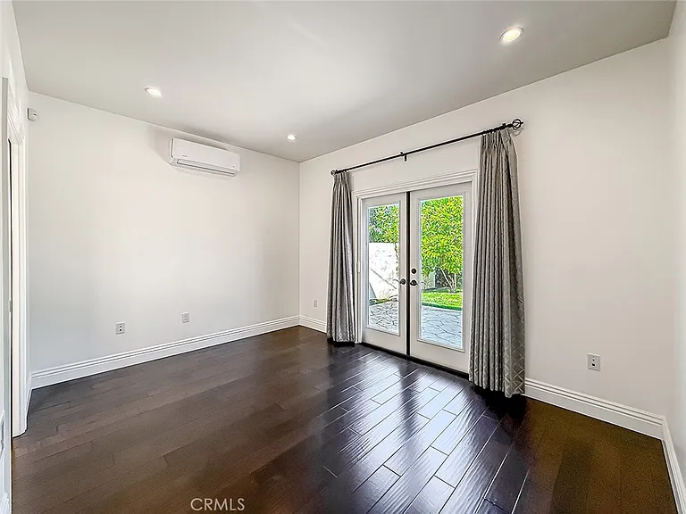 5960 Balcom Ave — Photo 25