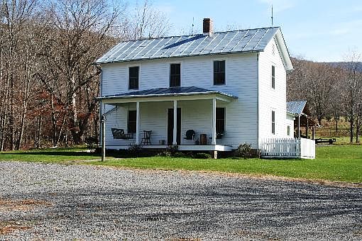 2nd image of 1031 Pecks Ln