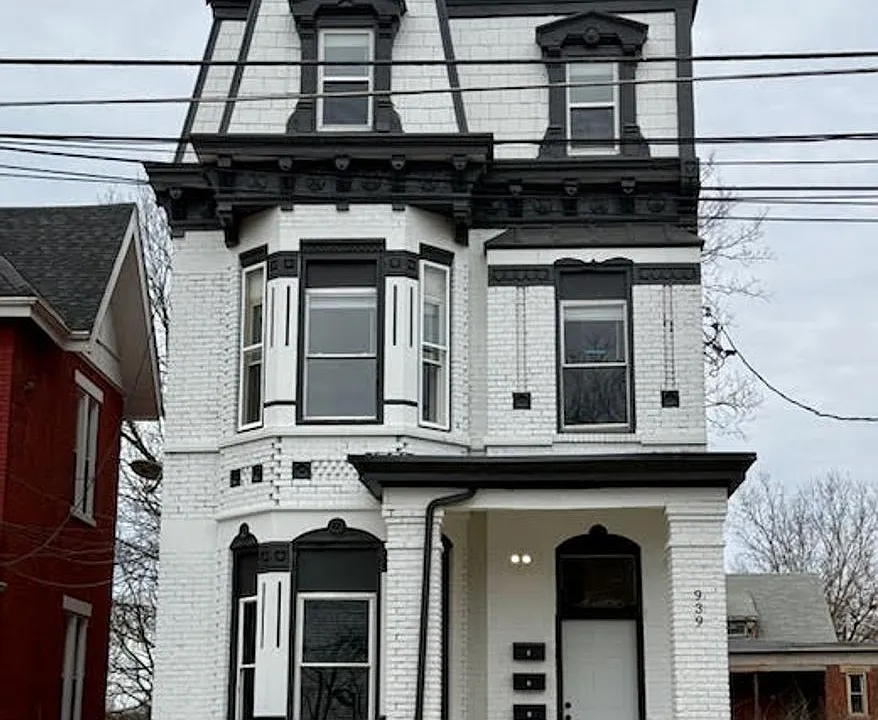 939 Chateau Ave