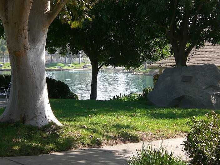 Club with Pool, Tennis, Lake