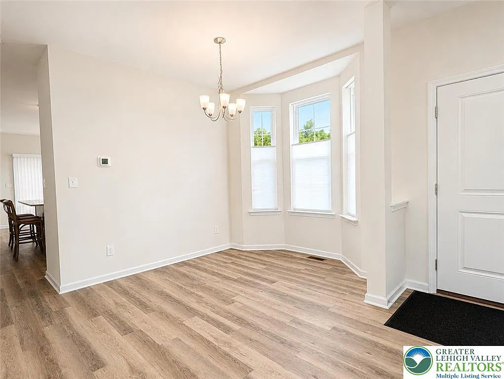 3 bed, 1965 sqft, $2,695 — Photo 4