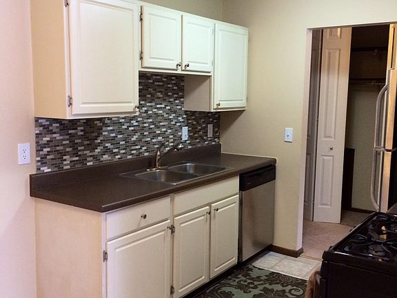 Kitchen with tile splash gard.