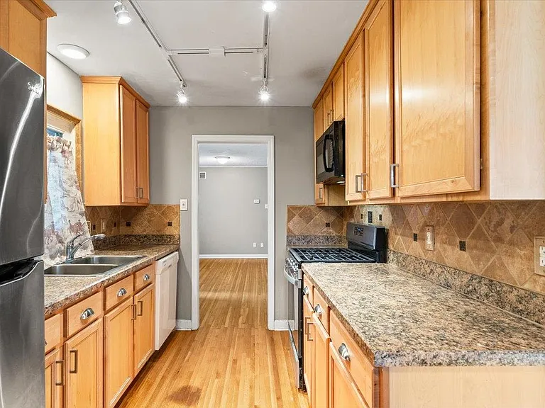 1073 Ivy Rd — Photo 10