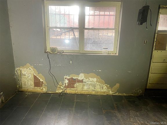 3rd image of 2713 Eastchester Road