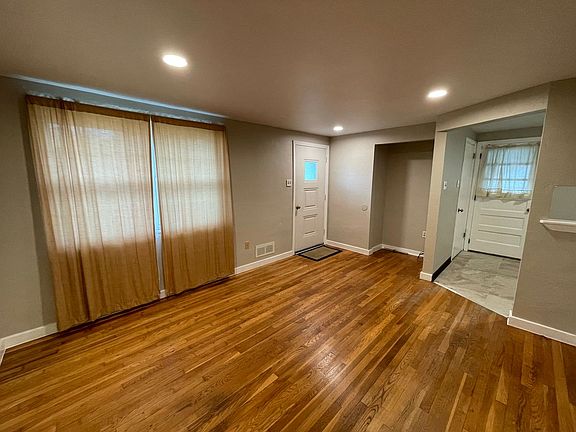 4th image of 157 Merritt Ave