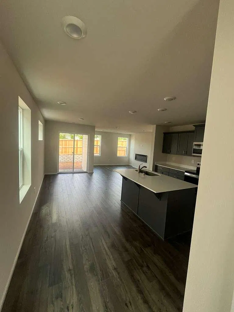 4 bed, 1484 sqft, $2,100 — Photo 3